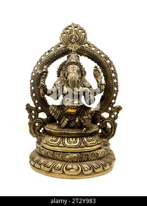 lord ganesh von der hinduistischen Religion goldene Statue in sitzender Position mit mehreren Händen, Vorderansicht Stockfoto