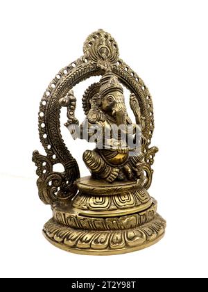 Goldene Statue von lord ganesh der hinduistischen Religion in sitzender Position mit mehreren Händen, handgefertigte antike Statue mit geschnitzten Details verziert isoliert Stockfoto