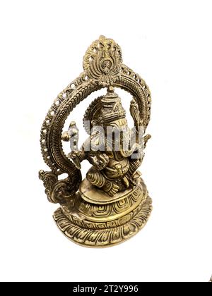 Goldene Statue von lord ganesh der hinduistischen Religion in sitzender Position mit mehreren Händen, handgefertigte antike Statue mit geschnitzten Details verziert isoliert Stockfoto