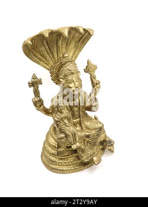 goldene Statue des Herrn vishnu Avatar, narasimha Löwe mit mehreren Händen auf einer Schlange mit mehreren Köpfen neben der Göttin lakshmi, isoliert Stockfoto