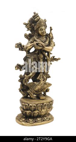 der hinduistische Gott krishna hoch dekorierte und detaillierte handgefertigte Vintage Bronzestatue in einem Tanz in spritzendem Wasser isoliert auf einem weißen Hintergrund Stockfoto