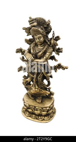 der hinduistische Gott krishna hoch dekorierte und detaillierte handgefertigte Vintage Bronzestatue in einem Tanz in spritzendem Wasser isoliert auf einem weißen Hintergrund Stockfoto