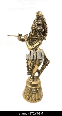 vishnu Avatar Lord krishna der hinduistischen Religion goldene Statue Flöte spielt handgefertigt mit wunderschönen Details aus einem Antiquitätengeschäft isoliert Stockfoto