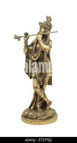 goldene Messingstatue des hindugottes krishna in ländlicher Kleidung, die Flöte auf weißem Hintergrund spielt Stockfoto