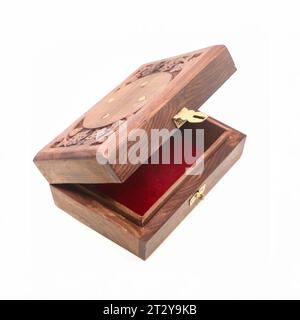 Eine braune, handgefertigte Geschenkbox aus Holz zur Aufbewahrung von Schmuck und Geld mit rotem Samtfutter, leer und offen isoliert Stockfoto