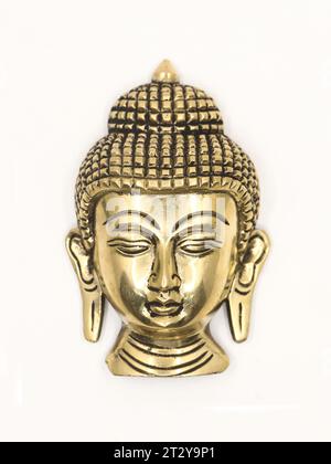 Eine isolierte buddha-Goldfigur, ein antikes religiöses Glückssymbol auf weißem Hintergrund Stockfoto