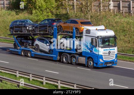 Mobile Services Ltd., Automobillogistikunternehmen für Gebrauchtwagentransporter; fährt mit hoher Geschwindigkeit auf der Autobahn M6 im Großraum Manchester, Großbritannien Stockfoto