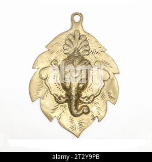 Der hinduistische Gott ganesha sieht eine antike Skulptur auf einem Blatt, das als Wandausstellung in Gold isoliert verwendet wird Stockfoto