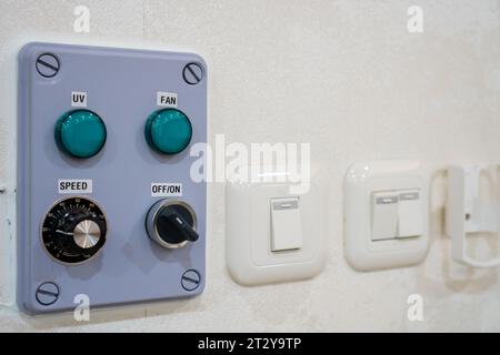 Power Control Box mit Drehzahleinstellungen und Anzeigeleuchten für UV und Lüfter Stockfoto