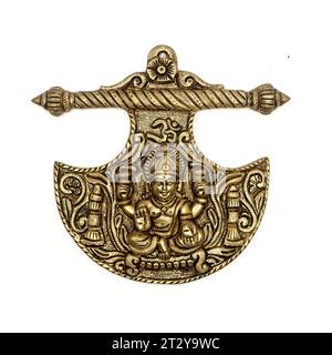 Isoliertes Medaillons-Idol der hindu-Göttin lakshmi mit detaillierten Gravuren auf dem goldenen Messinganhänger in Nahaufnahme Stockfoto