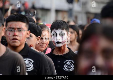 Nicht exklusiv: 21. Oktober 2023, Mexico City, Mexiko: Teilnehmer, die als Zombies getarnt sind, nehmen an dem jährlichen Zombie Walk in Mexico City's Down Teil Stockfoto