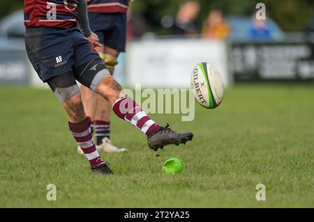 Englischer Amateur-Rugby-Union-Spieler, der den Rugby-Ball in einer Konvertierung für zusätzliche Punkte kickt. Stockfoto