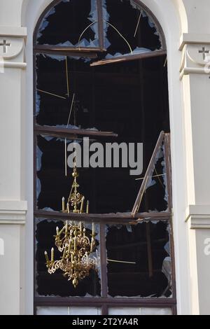 Zaporischzhia, Ukraine. Oktober 2023. Ein Kronleuchter ist durch das zerbrochene Fenster der Heiligen Fürbitte Kathedrale zu sehen, die nach dem russischen Raketenangriff in Zaporischschhia beschädigt wurde. Russland startete sechs Raketenangriffe auf verschiedene Gebiete der Zaporischschschiha. Russische Truppen beschossen die Stadt mit S-300-Boden-Luft-Raketensystemen, erklärte der regionale Gouverneur Yurij Malaschko. Eine Rakete traf auf das Hochhaus, zerstörte Fenster in nahegelegenen Gebäuden, zerstörte teilweise die städtische Infrastruktur und beschädigte eine örtliche orthodoxe Kirche. Quelle: SOPA Images Limited/Alamy Live News Stockfoto