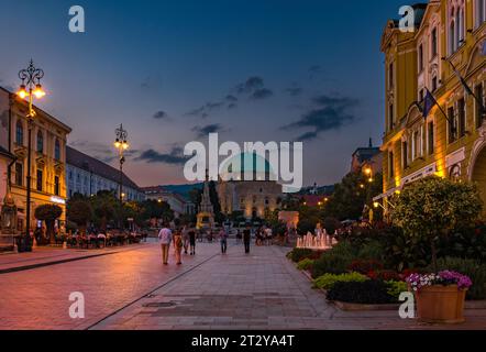 PECS, UNGARN - 17. AUGUST 2022: Hauptplatz Szechenyi - abends in Pecs, Kulturhauptstadt Europas. Stockfoto