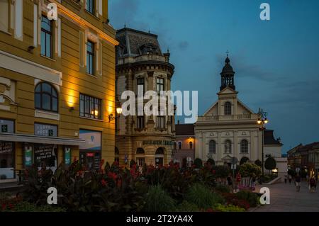 PECS, UNGARN - 17. AUGUST 2022: St. Sebastian-Kirche auf dem Hauptplatz - Szechenyi - am Abend Stockfoto