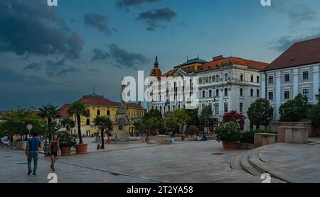 PECS, UNGARN - 17. AUGUST 2022: Hauptplatz Szechenyi - abends in Pecs, Kulturhauptstadt Europas. Stockfoto