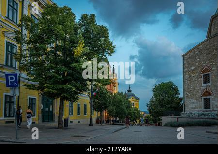 PECS, UNGARN - 17. AUGUST 2022: Hauptplatz Szechenyi - abends in Pecs, Kulturhauptstadt Europas. Stockfoto