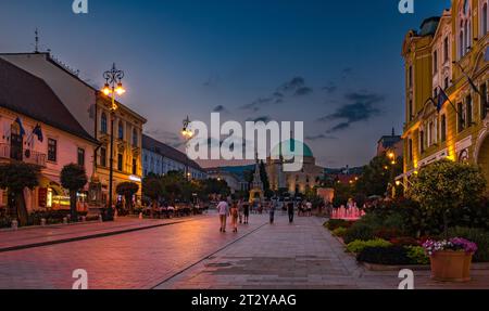 PECS, UNGARN - 17. AUGUST 2022: Hauptplatz Szechenyi - abends in Pecs, Kulturhauptstadt Europas. Stockfoto