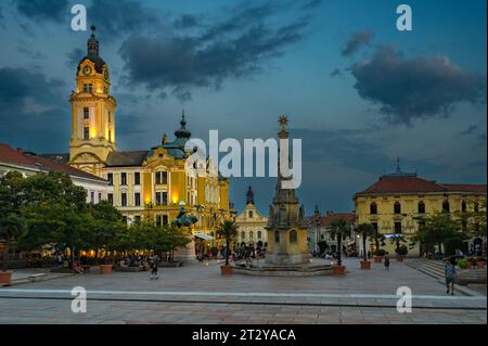 PECS, UNGARN - 17. AUGUST 2022: Hauptplatz Szechenyi - abends in Pecs, Kulturhauptstadt Europas. Stockfoto