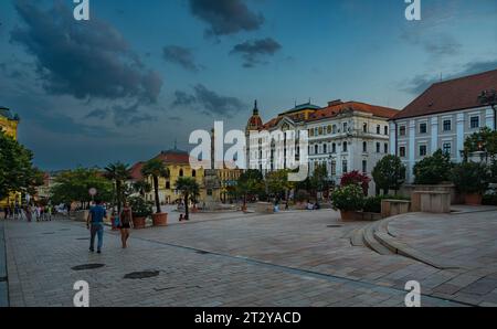 PECS, UNGARN - 17. AUGUST 2022: Hauptplatz Szechenyi - abends in Pecs, Kulturhauptstadt Europas. Stockfoto