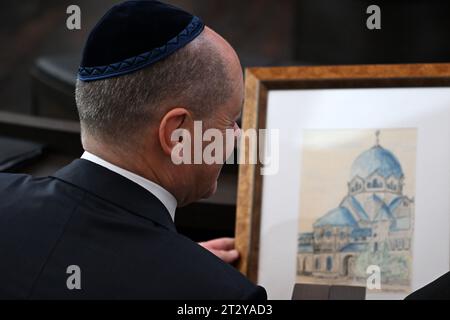 22. Oktober 2023, Sachsen-Anhalt, Dessau-Roßlau: Einweihung der neu errichteten Synagoge in Dessau-Roßlau sieht Bundeskanzler Olaf Scholz (SPD) zu, eine Kopie einer historischen Zeichnung der alten Dessauer Synagoge. Die Synagoge ergänzt das 1908 erbaute Rabbinerhaus, das heute unter Denkmalschutz steht und in dem Kurt Weill als sein Vater Albert Weill Kantor der Gemeinde war. Das religiöse und kulturelle Leben der vor dreißig Jahren neu gegründeten jüdischen Gemeinde in Dessau hat sich bisher auf dem sehr begrenzten Raum des Rabbinerhauses abgespielt. Mit der Weill Synagoge, der Stockfoto