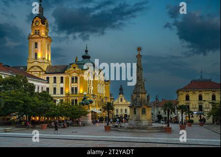 PECS, UNGARN - 17. AUGUST 2022: Hauptplatz Szechenyi - abends in Pecs, Kulturhauptstadt Europas. Stockfoto