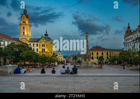 PECS, UNGARN - 17. AUGUST 2022: Hauptplatz Szechenyi - abends in Pecs, Kulturhauptstadt Europas. Stockfoto