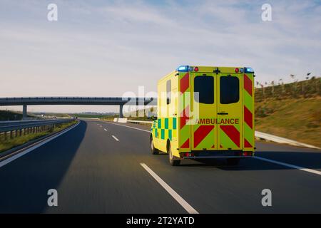 Schnell fahrender Krankenwagen des Rettungsdienstes auf der Autobahn. Themen Gesundheit, Rettung und Dringlichkeit. Stockfoto