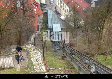 LJUBLJANA, SLOWENIEN - 7. MÄRZ 2023: Die Seilbahn erhebt sich von der Talstation zur Burg von Ljubljana. Stockfoto