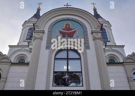 Zaporischzhia, Ukraine. Oktober 2023. Ein Gläubiger räumt Gläser und Trümmer in der Heiligen Fürbitte-Kathedrale, die nach dem russischen Raketenangriff in Zaporischschschia beschädigt wurde. Russland startete sechs Raketenangriffe auf verschiedene Gebiete der Zaporischschschiha. Russische Truppen beschossen die Stadt mit S-300-Boden-Luft-Raketensystemen, erklärte der regionale Gouverneur Yurij Malaschko. Eine Rakete traf auf das Hochhaus, zerstörte Fenster in nahegelegenen Gebäuden, zerstörte teilweise die städtische Infrastruktur und beschädigte eine örtliche orthodoxe Kirche. (Credit Image: © Andriy Andriyenko/SOPA Images via ZUMA Press Wire) EDITO Stockfoto