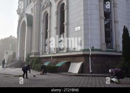 Zaporischzhia, Ukraine. Oktober 2023. Gläubige räumen Gläser und Trümmer vor der Heiligen Fürbitte-Kathedrale auf, die nach dem russischen Raketenangriff in Zaporischschhia beschädigt wurde. Russland startete sechs Raketenangriffe auf verschiedene Gebiete der Zaporischschschiha. Russische Truppen beschossen die Stadt mit S-300-Boden-Luft-Raketensystemen, erklärte der regionale Gouverneur Yurij Malaschko. Eine Rakete traf auf das Hochhaus, zerstörte Fenster in nahegelegenen Gebäuden, zerstörte teilweise die städtische Infrastruktur und beschädigte eine örtliche orthodoxe Kirche. (Foto: © Andriy Andriyenko/SOPA Bilder via ZUMA Press Wire) Stockfoto