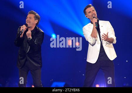 Thomas anders und Florian Silbereisen in der TV-Show Schlagerbooom 2023 - alles funkelt alles glitzert in der Dortmunder Westfalenhalle. Dortmund, 21.10.2023 *** Thomas anders und Florian Silbereisen in der TV-Sendung Schlagerbooom 2023 alles glitzert in der Dortmund Westfalenhalle Dortmund, 21 10 2023 Foto:XF.xKernx/xFuturexImagex schlagerboom 3128 Credit: Imago/Alamy Live News Stockfoto