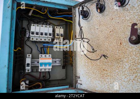 Stromverteilungsplatine. Elektrische Schalttafel mit einer Reihe von Sicherungen für verschiedene Bereiche in einem Gebäude, gegen eine weiße Wand gerichtet Stockfoto