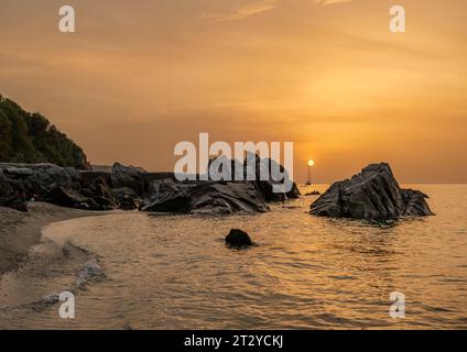 Sonnenuntergang am berühmten Michelino-Strand mit Nebel am Horizont, Parghelia - Tropea, Vibo Valentia, Kalabrien, Italien Stockfoto