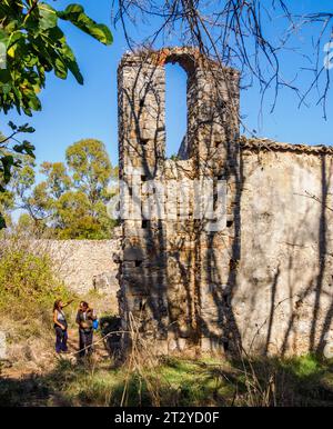 Historiker untersuchen den Eingang zum ruinösen Kloster von Agia Ekaterina auf der Insel Nissos an der Nordostküste der Ionischen Inseln Korfu Stockfoto