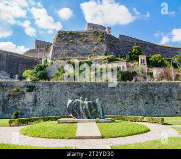 Bronzeskulptur des Neuen venezianischen Forts in Kerkira oder Korfu Town zum Gedenken an den griechischen Widerstand gegen die deutsche Besatzung im Zweiten Weltkrieg Stockfoto