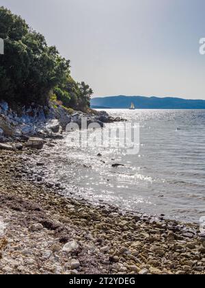 Felsige Bucht an der Nordostküste von Korfu mit Blick auf die Küste Albaniens - Ionische Inseln Griechenland Stockfoto