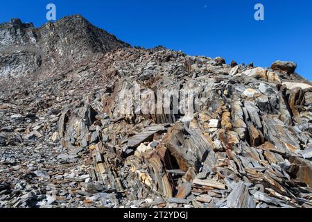 Metamorphe Gesteinsformationen. Schönbichler Horn. Geologische Aspekte der Zillertaler Alpen. Tirol. Österreich. Europa. Stockfoto