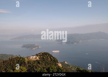 Blick vom Mount Misen Observatory auf der Insel Miyajima (Itsukushima), Japan. Blick nach Osten über die Bucht von Hiroshima. Stockfoto