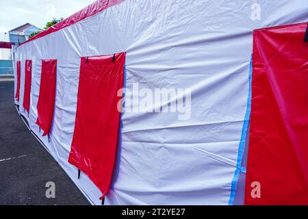 Detaillierte Erfassung eines Modells Notfall-Zeltfenster, hebt sein haltbares Planenmaterial für extreme Wetterszenarien hervor Stockfoto