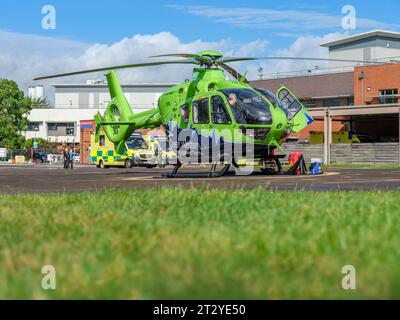 Die Great Western Air Ambulance bereitet sich vor dem Gloucester Royal Hospital auf den Start vor. Der hellgrüne und blaue Hubschrauber, Rufschild Hel Stockfoto