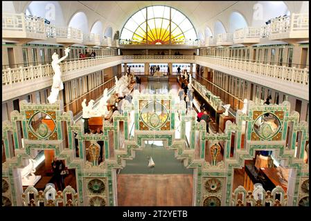 Das Innere des ehemaligen Art-Deco-Swimmingpools Le Picine in Roubaux, Frankreich, wurde von A. Baert erbaut und präsentiert angewandte Kunst und bildende Kunst auf originelle Weise. Stockfoto