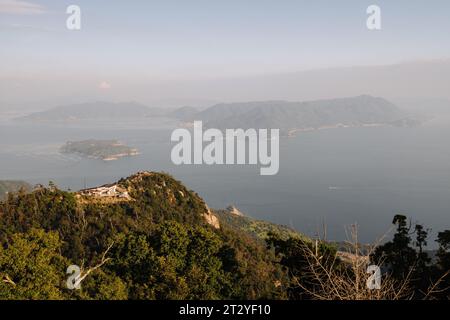 Blick vom Mount Misen Observatory auf der Insel Miyajima (Itsukushima), Japan. Blick nach Osten über die Bucht von Hiroshima. Stockfoto