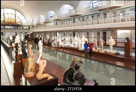 Das Innere des ehemaligen Art-Deco-Swimmingpools Le Picine in Roubaux, Frankreich, wurde von A. Baert erbaut und präsentiert angewandte Kunst und bildende Kunst auf originelle Weise. Stockfoto