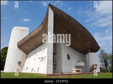 Die Kapelle der Haute-Saone wurde in der Haute Vallee de l’Ognon von Le Corbusier an der Stelle errichtet, an der 1944 von den Deutschen ein Wallfahrtsort bombardiert wurde. vv Stockfoto