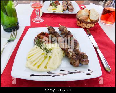 Gericht in einem Restaurant, ein Teller du Jour, mit Kartoffeln, Fleischspieß und Brot in Frankreich.vvbvanbree fotografie Stockfoto