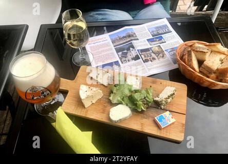 Käsebrett mit verschiedenen Käsesorten, Baguette, Bier und Wein in Beaugency in Frankreich, vvbvanbree Fotografie Stockfoto