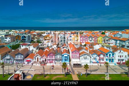 Blick aus der Vogelperspektive auf den Strand von Costa Nova in Aveiro Stockfoto