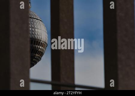 Berlin, Deutschland. Oktober 2023. Ein Teil der Kugel des Fernsehturms ist zwischen Betonsäulen zu sehen. Quelle: Paul Zinken/dpa/Alamy Live News Stockfoto