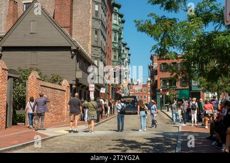 Touristen im Paul Revere House auf der Freedom Trail, North Square, North End, Boston, Massachusetts, USA Stockfoto